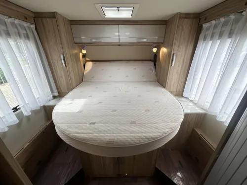 Hymer B698 Queensbed L-Sitzgruppe 150PS TV Foto: 9