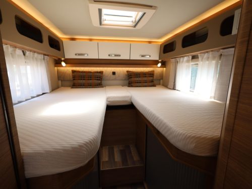 Weinsberg CaraCompact 600 MEG roof air conditioning and tow bar photo: 8
