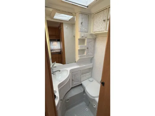 Hobby Excellent 470 UB dinette transverse bed toilet  photo: 5