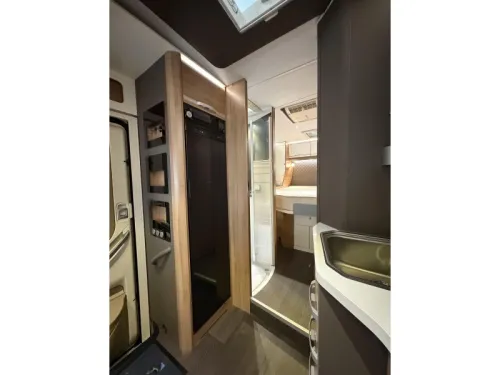 Adria Matrix 670 DC QUEENSBED + HEFBED + AIRC  foto: 12