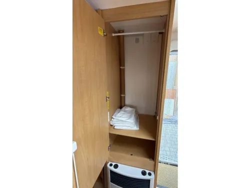 Knaus Sudwind 450 FU French bed dinette toilet photo: 8