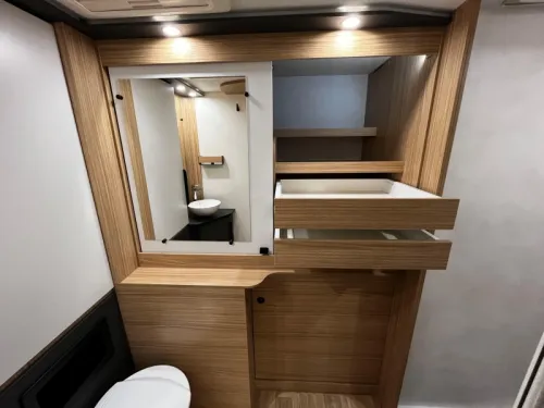Pilote P 690 D Motorhome, Central pop-up bed photo: 12