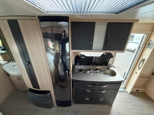 Hobby De Luxe Edition 560 KMFE stapelbed voortent mover  foto: 14