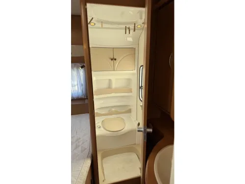 Hobby Excellent 495 UFE franz&ouml;sisches Bett Rundsitzgruppe Toilette Foto: 13