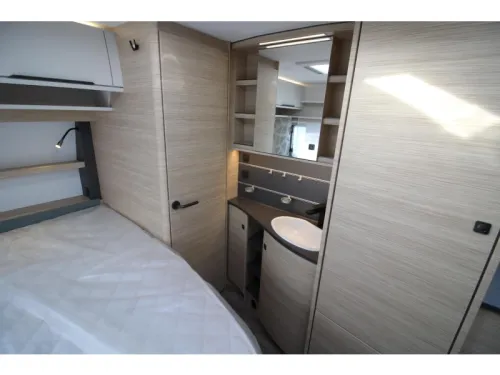 Fendt Apero Activ 390 FH French bed & end kitchen! photo: 7