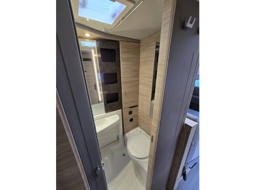 Knaus VAN TI PLUS 650 MEG PLATINUM SELECTION AUTOMATIC 180 HP ONLY 16,866 KM!! AIR CONDITIONING AIR SUSPENSION TV + SATELLITE SINGLE BEDS SWIVEL DETACHABLE TOWBAR photo: 17