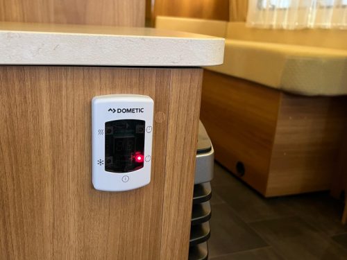 Dethleffs Nomad 520 RET L&auml;ngsbetten, Rangierhilfe, Klimaanlage Foto: 14