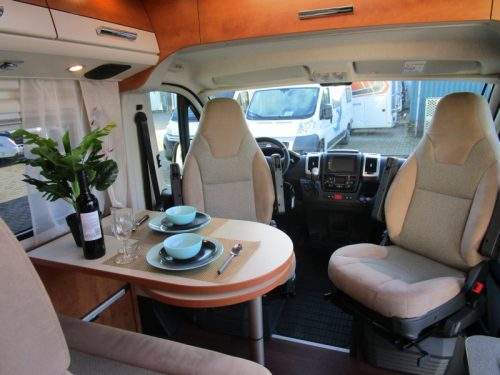 Malibu Van 640 LE Single beds, Automatic photo: 1