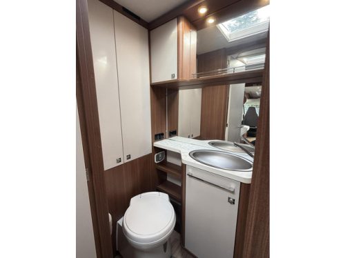 LMC H747 Single beds and a pop-top roof, bearlock, camera photo: 10