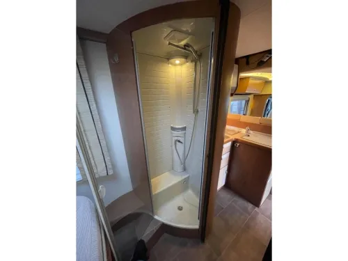 B&uuml;rstner Ixeo Plus 726 IT Queen bed Pop-top roof Air conditioning photo: 18