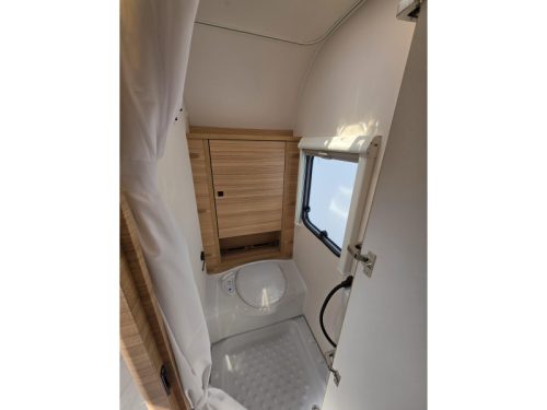 Dethleffs Summer Edition 470 FR U-shaped dinette, French bed photo: 15