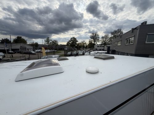 Weinsberg CaraSuite Edition IC-line 700 MEG 140 PS Euro 6 L&auml;ngsbetten+Hubbett elktr Sch&uuml;ssel TV Garage Fahrradtr&auml;ger Markise Fliegengitter T&uuml;r Kamera Foto: 7