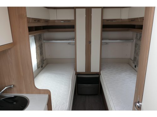 Hobby De Luxe 460 LU Einzelbetten Rangierhilfe und Vorzelt Foto: 10