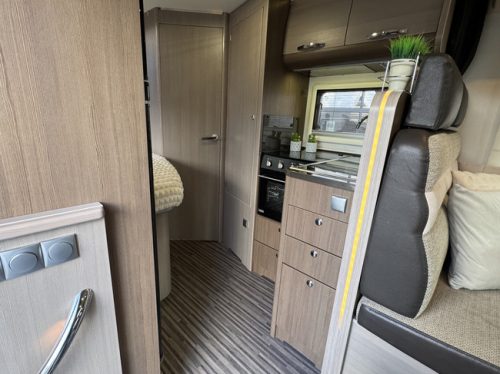 Adria Matrix Supreme M 657SF 150 hp Euro5 Renault Master **Excellent condition/4 seats/6 berths/Spacious round seating/Alde/Solar panels photo: 10
