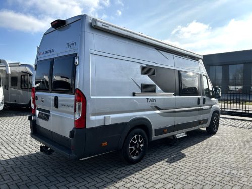 Adria Twin 640 SHX Cama transversal/distribuci&oacute;n &uacute;nica foto: 2