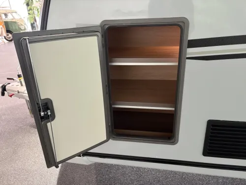 Knaus Sudwind Black Selection 500 PF kitchen at the front / French bed  photo: 15