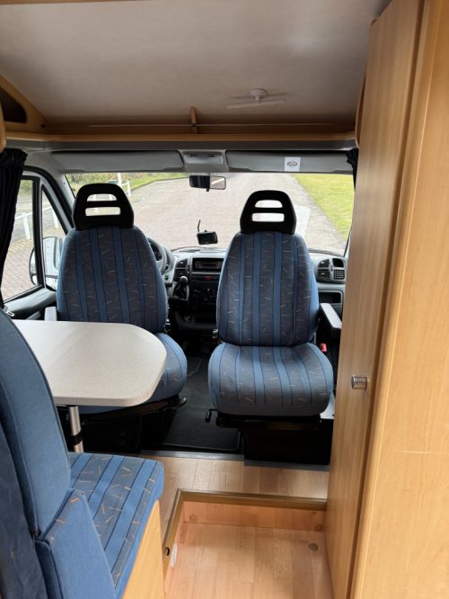 Dethleffs Globebus 1 110 HP, Transverse bed, half-dinette, swivel seats, Engine air conditioning, neat camper, length 6.00 Year 2006 Camper centrum on the road Marum photo: 6