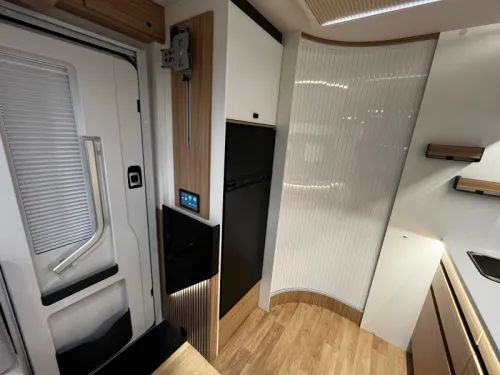 Pilote P 690 D Motorhome, Central pop-up bed photo: 7