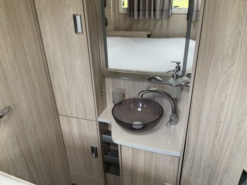 Laika Exclusieve Ecovip AUTOMATIC, 2.3 Multijet 150 HP, Semi-integrated, Queen bed, Half-dinette, Swivel seats Motorhome centre on the road photo: 13