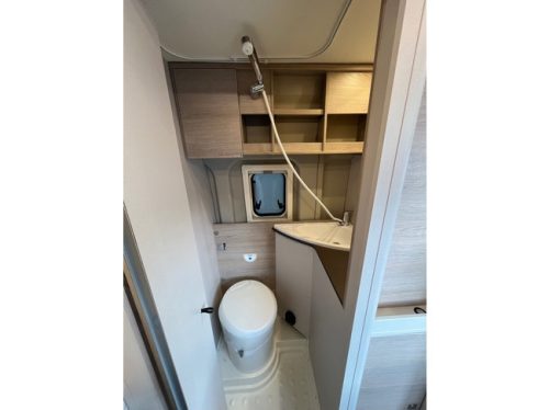 B&uuml;rstner Campeo C600 Active Toit relevable R&eacute;gulateur de vitesse Climatisation Android/Apple 2021 photo : 18