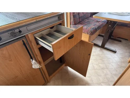 Knaus Sudwind 450 dinette transverse bed toilet photo: 9