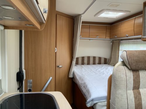 B&uuml;rstner Nexxo 569 Semi-integrated, Train seat, French bed, two swivel chairs, small camper, Year 2010 Camper centrum on the road photo: 8