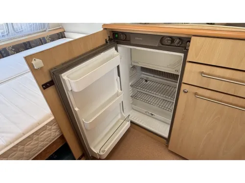 Chateau Calista 390 TDZ dinette fixed bed toilet photo: 8
