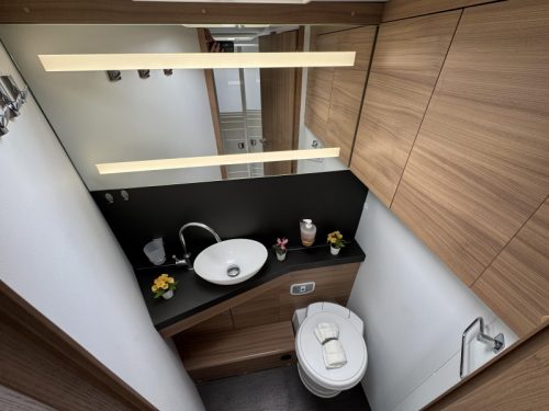 Adria Matrix Plus 670 DC Queensbett Hubbett Wechselrichter Foto: 18