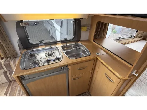 Knaus Sudwind 450 TF French bed round seating toilet photo: 4