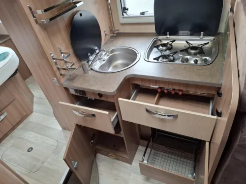 Pilote Adventure 736 T 130PK Queensbed Hubdach Foto: 12