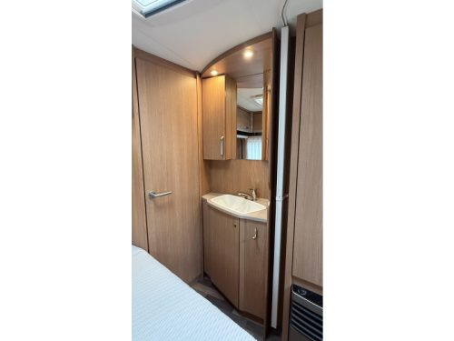 Knaus Sport 450 FU lit &agrave; la fran&ccedil;aise d&icirc;nette lit transversal toilette photo : 10