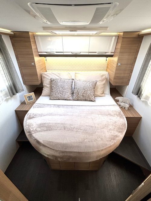 Adria Matrix Plus 670DC QUEENSBED + HEFBED + FACE TO FACE Foto: 2