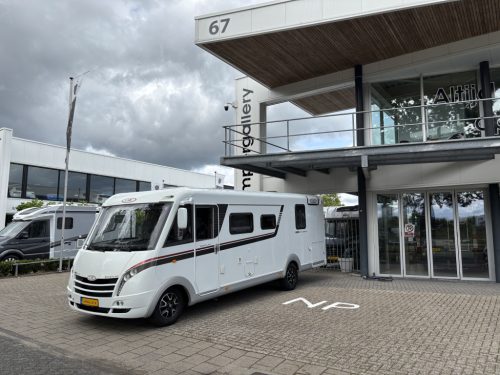 LMC Explorer SportLine 745 con cama de matrimonio y techo elevable, 2 paneles solares foto: 1