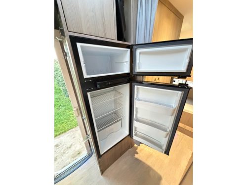 Chausson 616 5 SITZPL&Auml;TZE / STOCKBETT / HUBBETT / FAHRRADTR&Auml;GER / KAMERA / XXL K&Uuml;HLSCHRANK + GEFRIERFACH / TV / SICHERHEITSSCHLOSS / 155PS Foto: 8