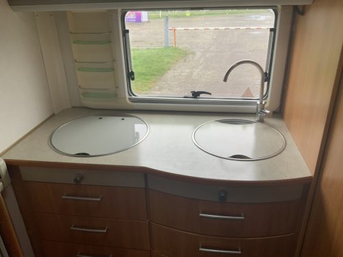 Hymer B 584 2.8 JTD 128 HP, Integral, Engine air conditioning, Front lift bed, 3 Isri seats, Long bench, Tow bar, Year 2005 Camper Centrum On the Road at Noorderringweg 4 in Marum. photo: 5