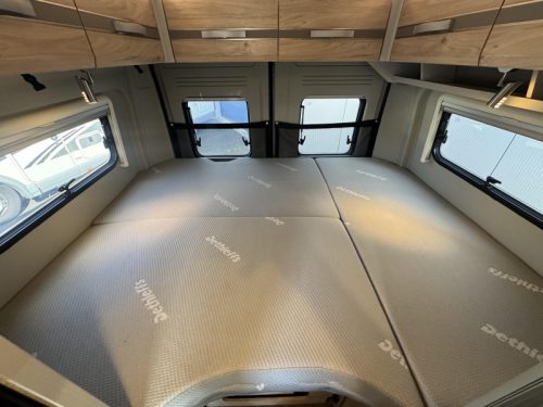 Dethleffs Globetrail Advantage 600 DR transverse bed pop-top roof upper bed photo: 6