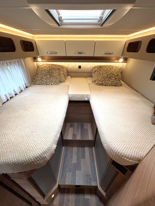 Weinsberg CaraLoft 640 MERCEDES AUTOMAAT ENKELEBEDDEN HEFBED Foto: 2