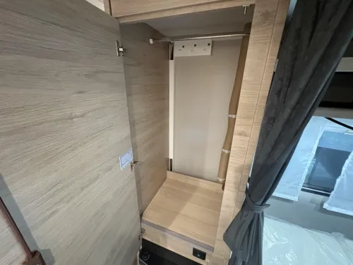 Weinsberg CaraOne Edition HOT 390 QD dinette / transverse bed  photo: 14