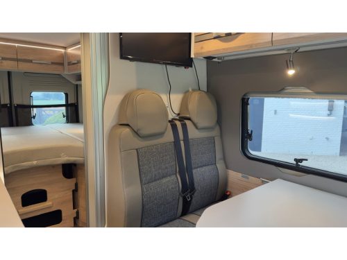 Dethleffs Globetrail Advantage 600 DR transverse bed pop-top roof upper bed photo: 15
