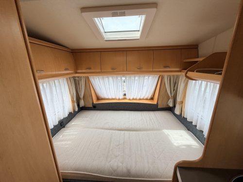Hobby De Luxe 400 SF Awning, Seating Area Transverse bed photo: 7