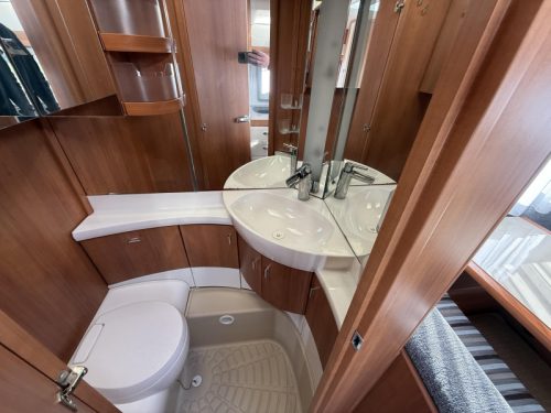 Hobby Excellent 490 KMF Unico avanc&eacute; y toldo foto: 10