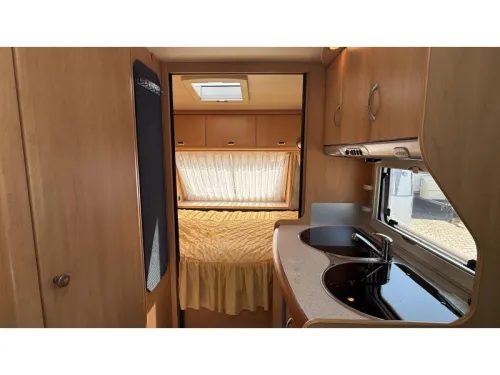 Hobby De luxe Easy 450 UF transverse bed round seating toilet photo: 2