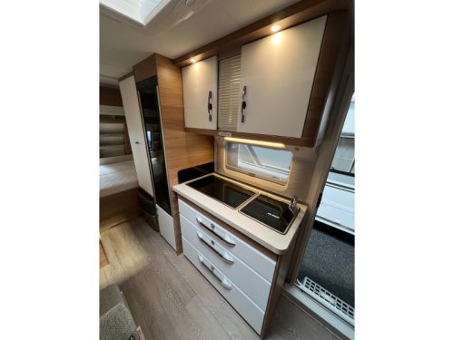 Hobby De Luxe 490 KMF awning bunk bed bicycle photo: 12