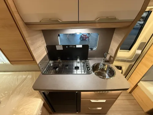 Knaus Sudwind Black Selection 460 EU Einzelbetten / Essecke Foto: 10