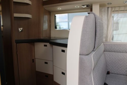 Robust AUTOMATIC 180 hp Malibu I 490 LE by Carthago lift-and single length beds (124 photo: 39