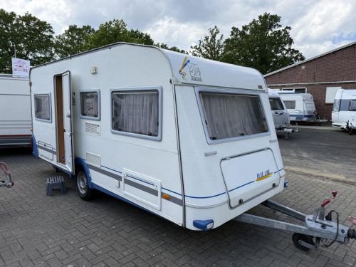 Knaus Blue Line 450 TF con asiento en U y avanc&eacute; de 2023 foto: 2