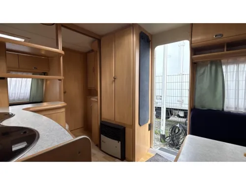 Hobby De luxe Easy 460 UFE franz&ouml;sisches Bett Rundsitzgruppe Toilette Foto: 7