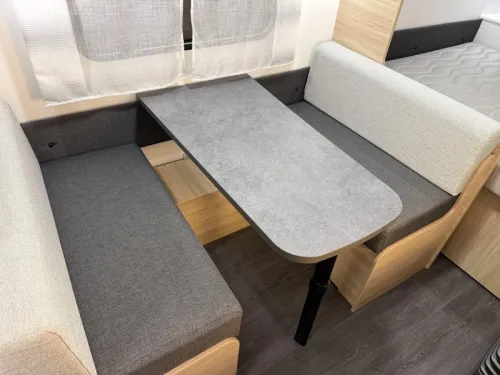 Caravelair Alba 400 FESTBETT DINETTE MARKISE Foto: 4