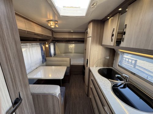 Hobby De Luxe 490 KMF mit STAPELBETT **6 Schlafpl&auml;tze/Rangierhilfe/1. Besitzer//Alufelgen schwarz/2x Solarpanel/Autark/Gepflegter Wohnwagen Foto: 13