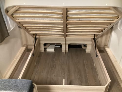 Hobby De Luxe 460 SFF Freestanding bed/Shower photo: 5